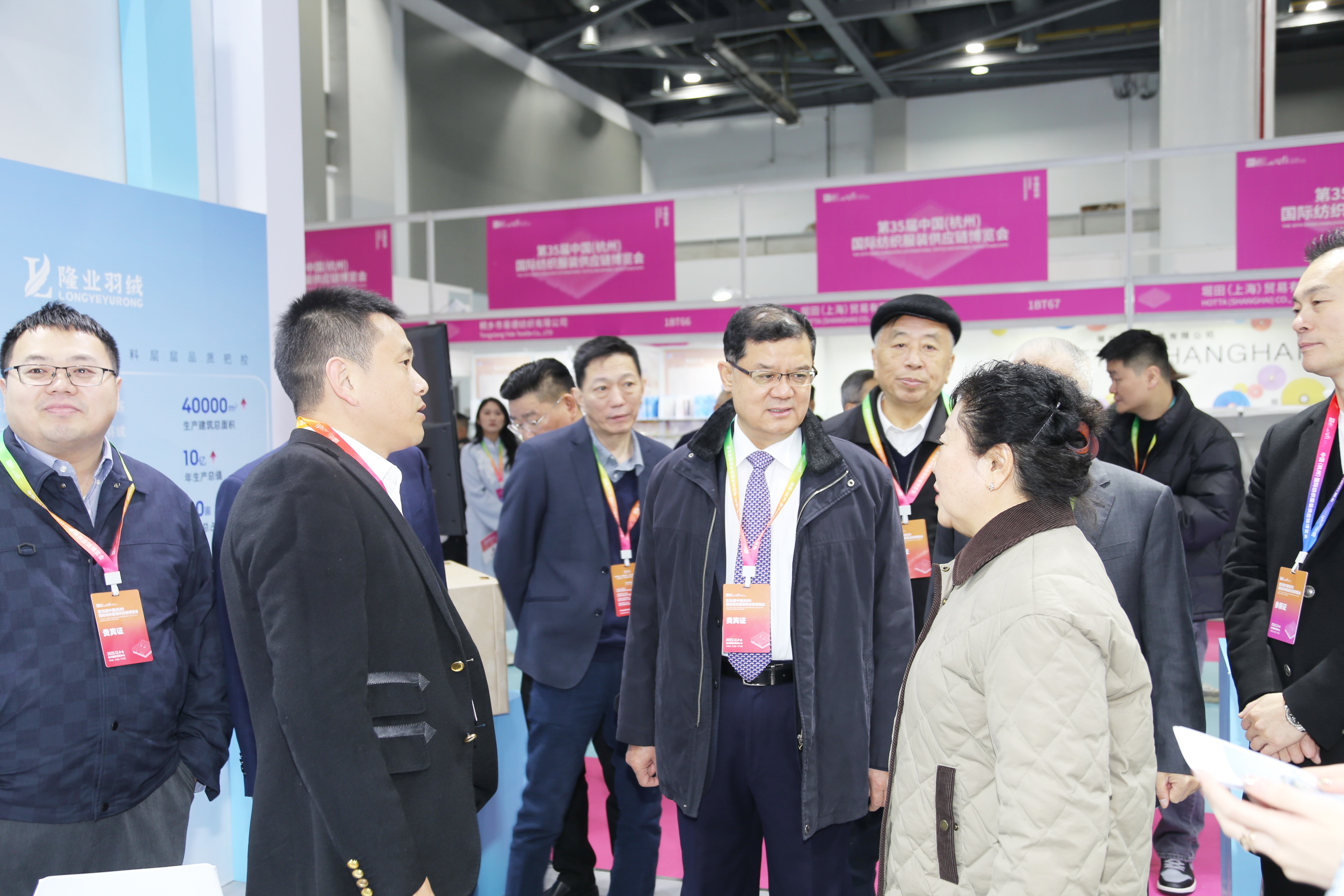 首日盛況，僅是華章序曲。超35000+專業(yè)觀眾的信任與選擇，為本屆博覽會寫下了輝煌的開篇。2025第35屆中國（杭州）國際紡織服裝供應鏈博覽會將繼續(xù)以開放的姿態(tài)、專業(yè)的服務，與全球紡織服裝同仁一道，于變局中開新局，于合作中贏未來。12月5-6日，更多精彩持續(xù)上演！我們期待在杭州國際博覽中心，與您繼續(xù)相約，共譜行業(yè)發(fā)展新篇章！