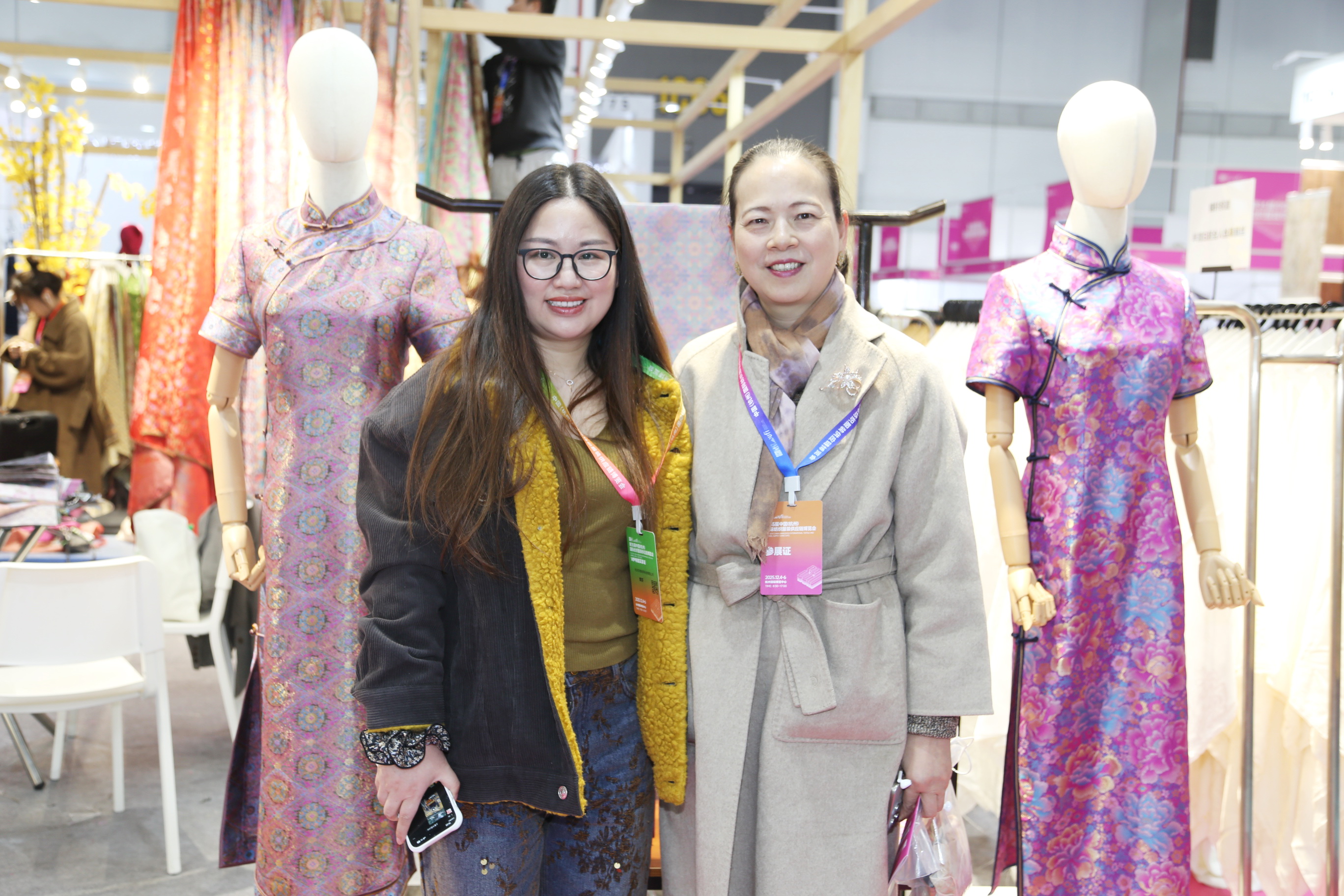 首日盛況，僅是華章序曲。超35000+專業(yè)觀眾的信任與選擇，為本屆博覽會寫下了輝煌的開篇。2025第35屆中國（杭州）國際紡織服裝供應鏈博覽會將繼續(xù)以開放的姿態(tài)、專業(yè)的服務，與全球紡織服裝同仁一道，于變局中開新局，于合作中贏未來。12月5-6日，更多精彩持續(xù)上演！我們期待在杭州國際博覽中心，與您繼續(xù)相約，共譜行業(yè)發(fā)展新篇章！