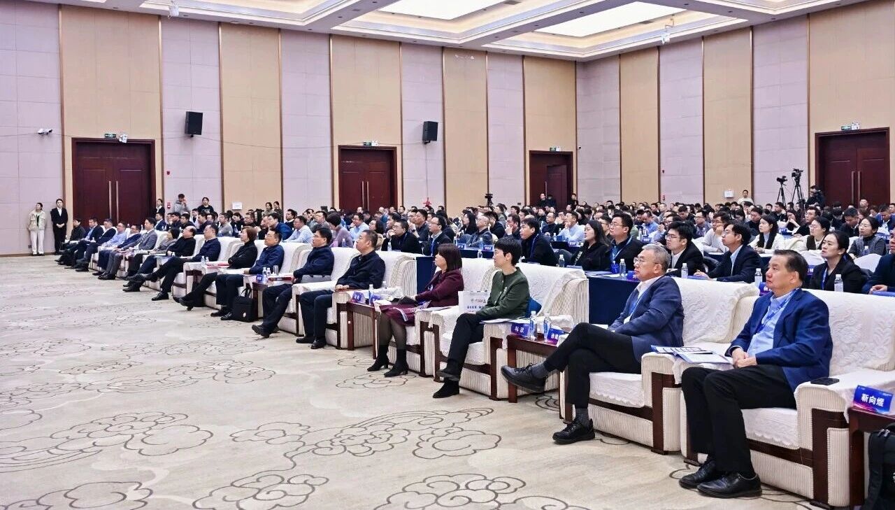 鏈合東西&middot;融創(chuàng)未來，2025紡織服裝產(chǎn)業(yè)園區(qū)供應鏈高質量發(fā)展大會在阿拉爾隆重召開