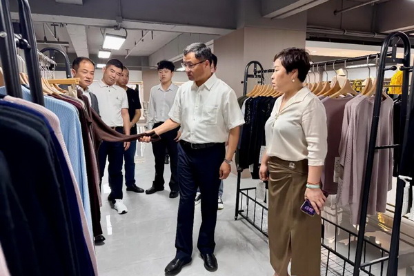 中國紡織品進出口商會曹甲昌會長出席廣交會相關(guān)活動并調(diào)研企業(yè)