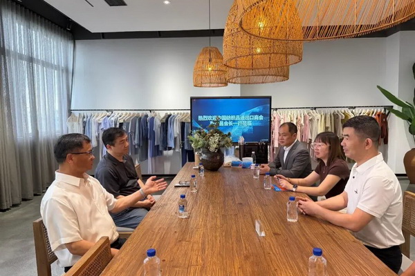 中國紡織品進出口商會曹甲昌會長出席廣交會相關(guān)活動并調(diào)研企業(yè)